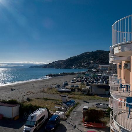 Hotel Sirenella Mele Exteriör bild
