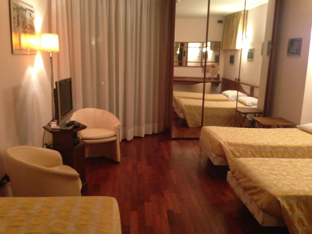 Hotel Sirenella Mele Rum bild