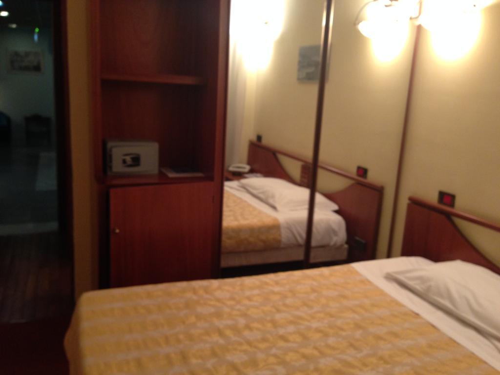 Hotel Sirenella Mele Rum bild