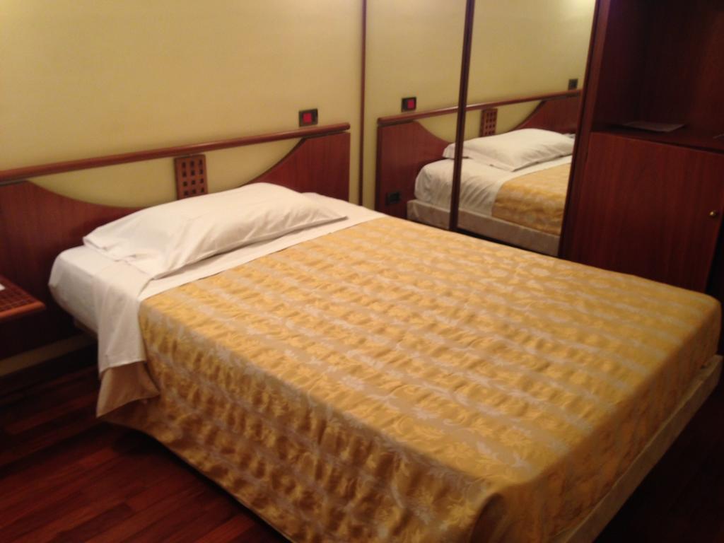 Hotel Sirenella Mele Rum bild