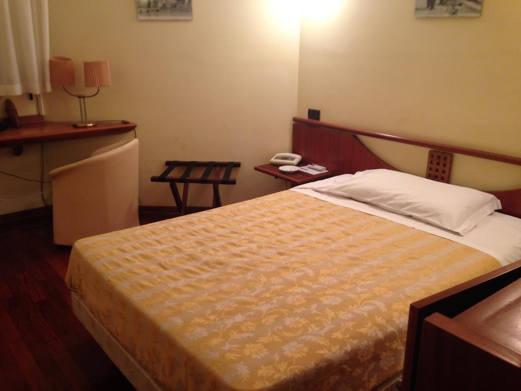 Hotel Sirenella Mele Rum bild