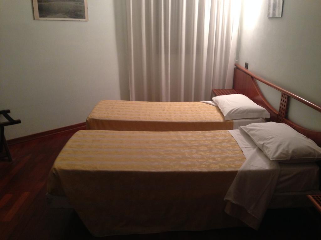 Hotel Sirenella Mele Rum bild